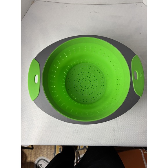 Oxo Green And‎ Gray Collapsible Colander space saver - Picture 1 of 16
